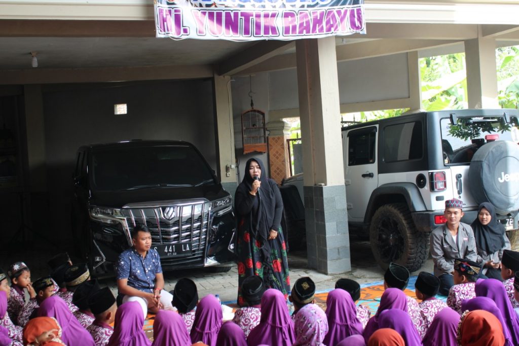 Kepala Desa Hj, Yuntik Rahayu memberikan Sambutan
