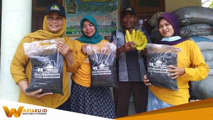 Warga Kecamatan Kras menjual pupuk organik
