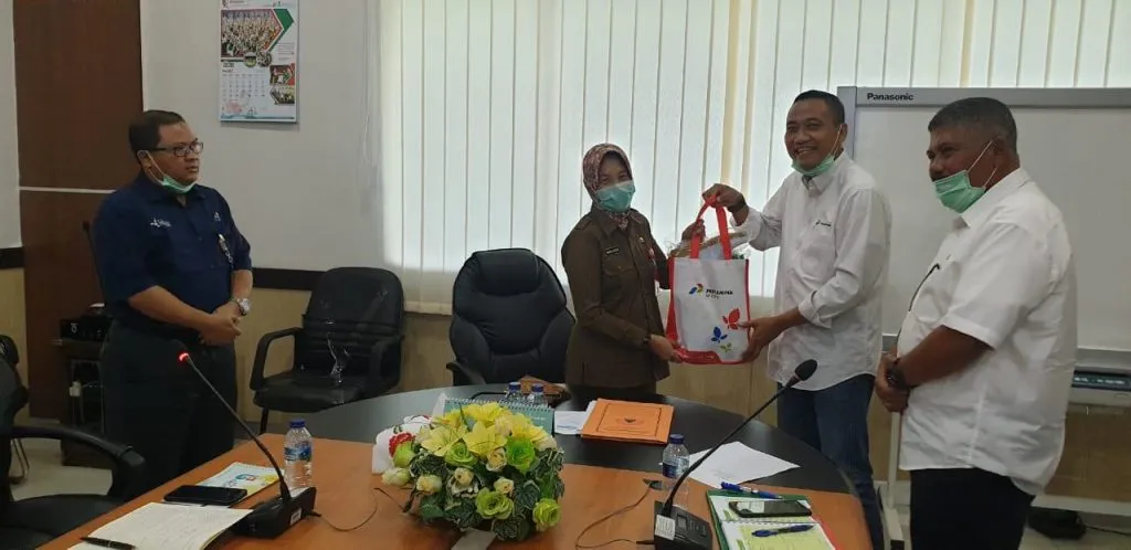 Ibu Nurul Azizah Sekda Bojonegoro menerima bantuan secara simbolis dari perwakilan PEPC