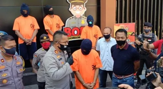 Mengaku Sebagai Fotografer Oknum Guru Honorer Di Bojonegoro Ini