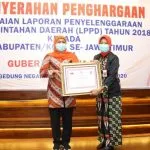 Gubernur Jawa Timur, Khofifah Indar Parawansa, menyerahkan piagam penghargaan kepada Sekda Bojonegoro. Nurul Azizah IMG 20201016 WA0038 678x381 1