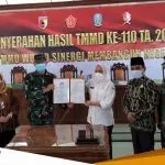 Penyerahan Hasil TMMD 110 Kepada Bupati Bojonegoro Penyerahan Hasil TMMD 110 Kepada Bupati Bojonegoro