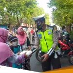 Satlantas Bojonegoro Sediakan Etalase Nasi Gratis 2