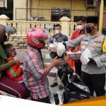 Kapolres Bojonegoro Bagi Bagi Takjil 2