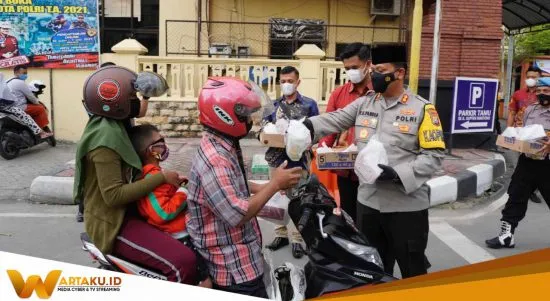 Kapolres Bojonegoro Bagi Bagi Takjil 2