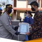 Kapolres Bojonegoro Serahkan Hadiah Lomba TikTok Larangan Mudik 5