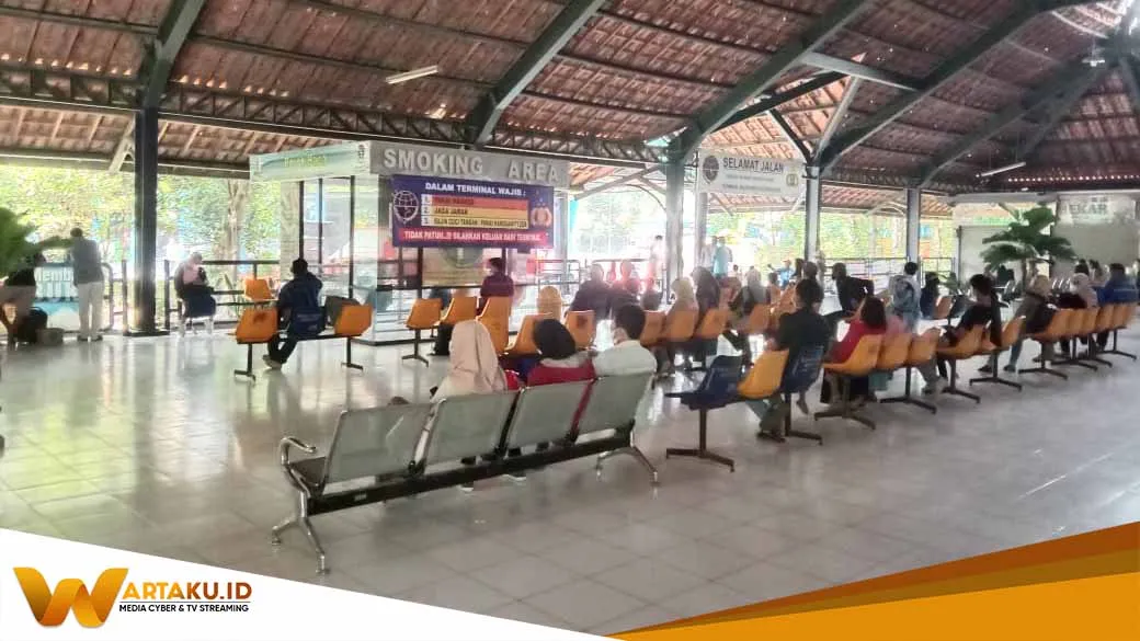 Penumpang Bus di Terminal Rajekwesi Meningkat 2 Penumpang Bus Di Terminal Rajekwesi Meningkat 2