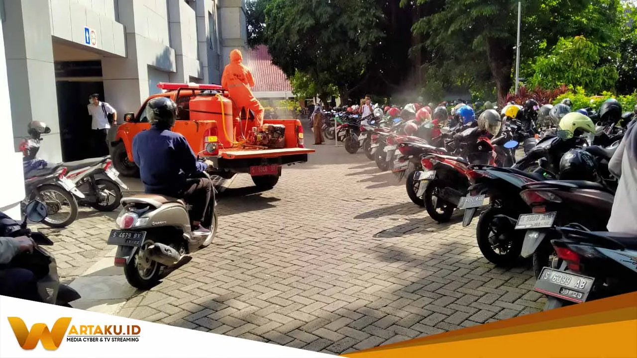 Petugas Gabungan Lakukan Penyemprotan 1 Petugas Gabungan Lakukan Penyemprotan 1