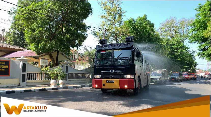 Petugas Gabungan Lakukan Penyemprotan 2