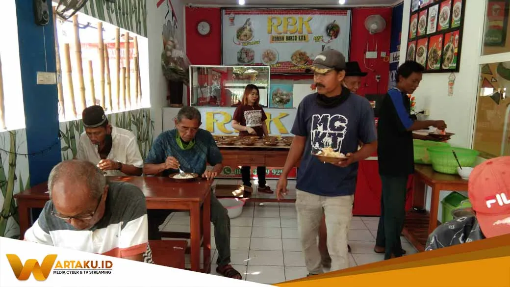 Yuni Bagi Bagi Makan Gratis Setiap Jumat 1