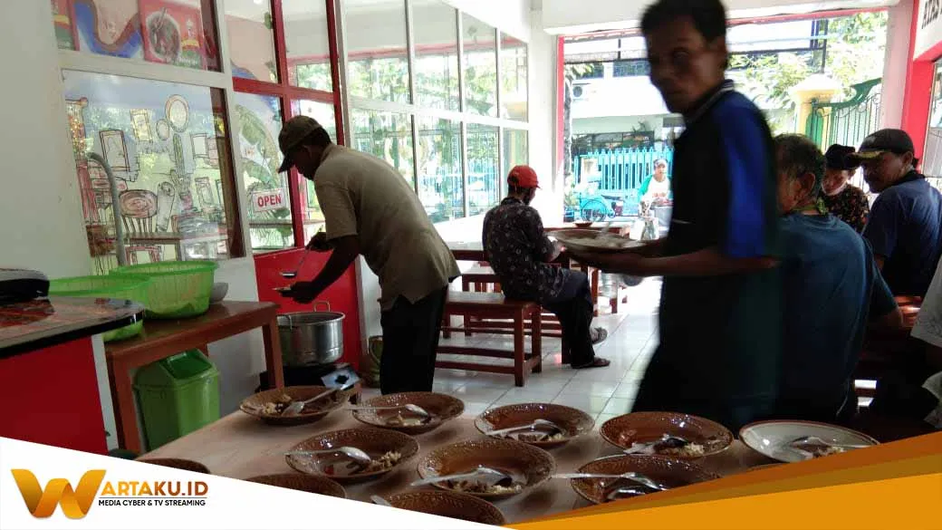 Yuni Bagi Bagi Makan Gratis Setiap Jumat 2