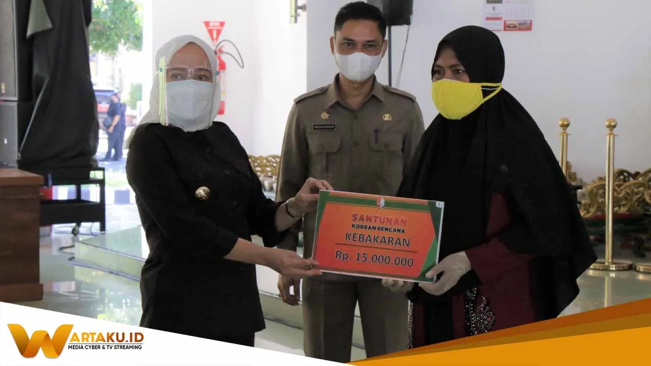 Bupati Bojonegoro Serahkan Santunan Kepada Korban Kebencanaan