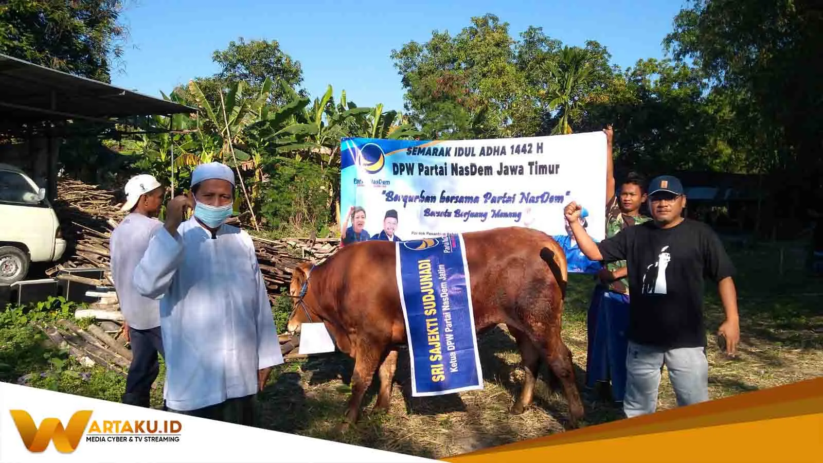 DPD NasDem Bojonegoro Salurkan 2 Sapi Dan 25 Kambing