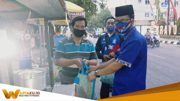 DPD PAN Bojonegoro Salurkan Ratusan Paket Sembako Ke PKL