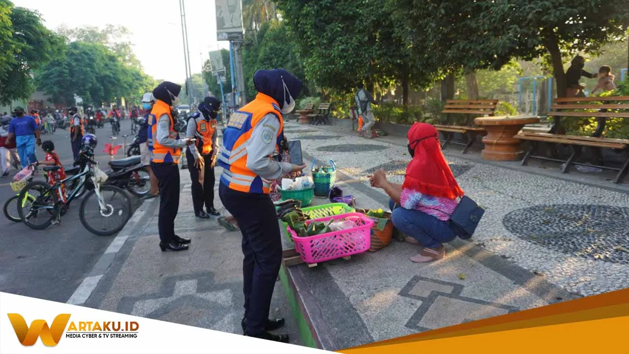 PPKM Darurat Bojonegoro Satgas Tertibkan Kegiatan Olah Raga Alun-Alun PPKM Darurat Bojonegoro Satgas Tertibkan Kegiatan Olah Raga Alun Alun