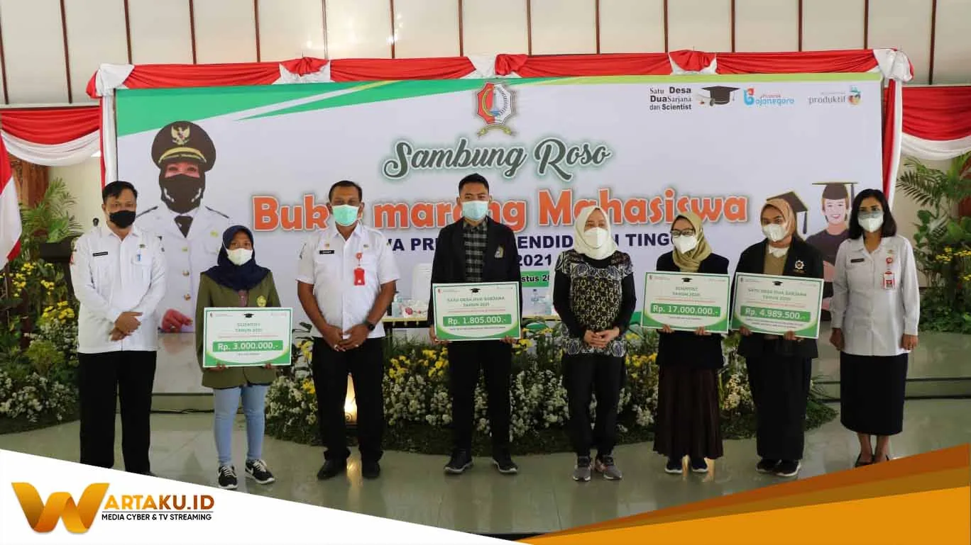Bupati Bojonegoro Menyerahkan Beasiswa Pendidikan Bagi Para Mahasiswa Bojonegoro
