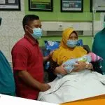 Dua Orang Ibu Berjuang Melahirkan Generasi Penerus Di Hari Kemerdekaan