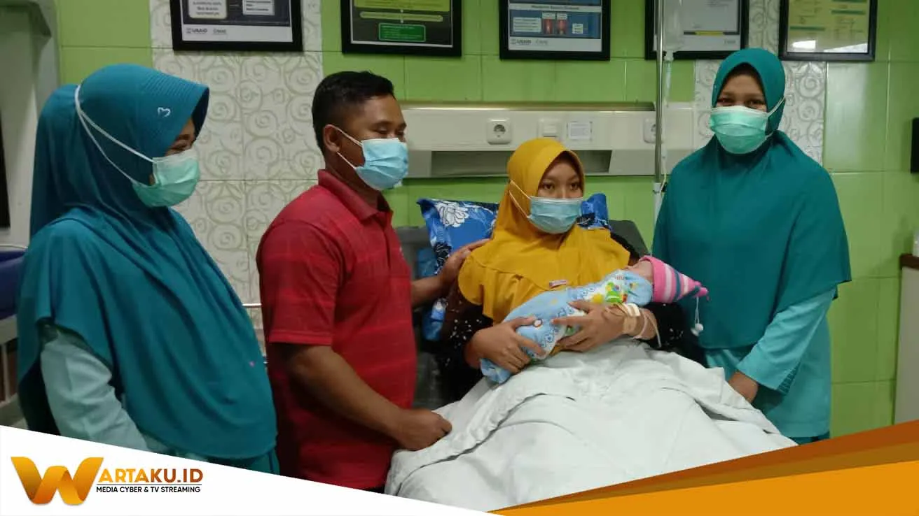 Dua Orang Ibu Berjuang Melahirkan Generasi Penerus Di Hari Kemerdekaan