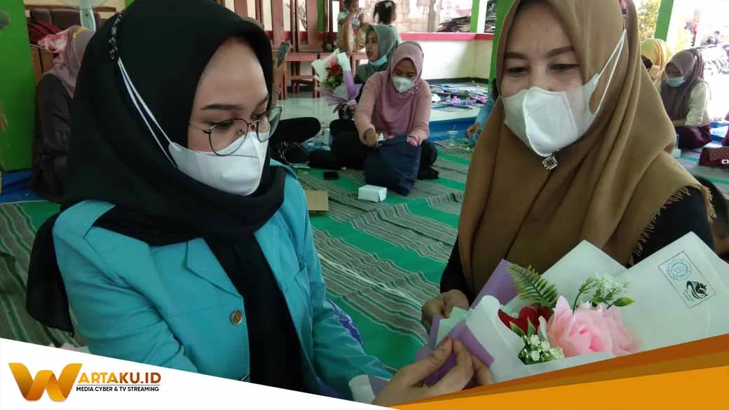 Mahasiswa KKN UNS Berikan Pelatihan Rangkai Buket Bunga 2
