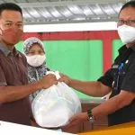 Pemkab Menyalurkan Paket Sembako Kepada Masyarakat Pemkab Menyalurkan Paket Sembako Kepada Masyarakat