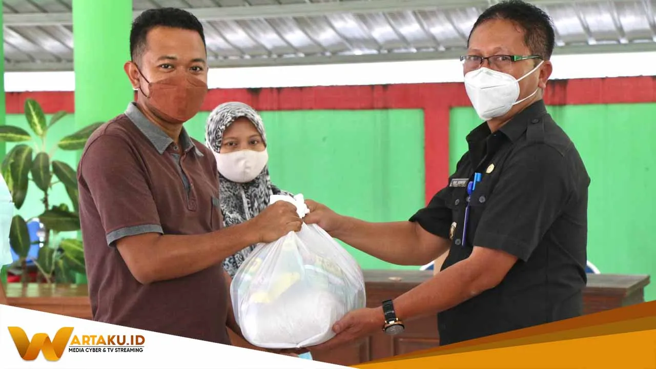 Pemkab Menyalurkan Paket Sembako Kepada Masyarakat Pemkab Menyalurkan Paket Sembako Kepada Masyarakat