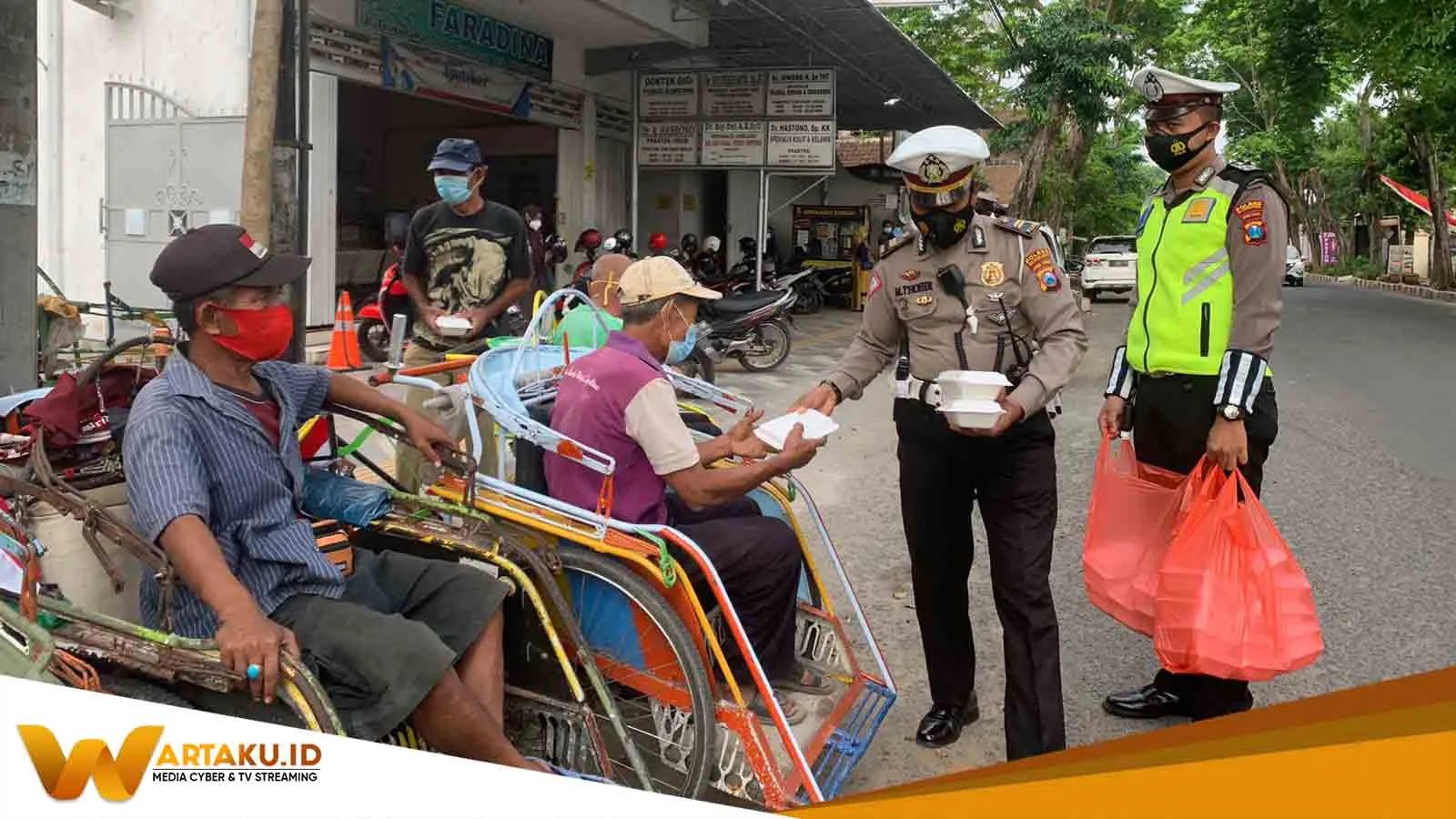 Satlantas Bojonegoro Bagikan Nasi Kotak Dan Masker 1