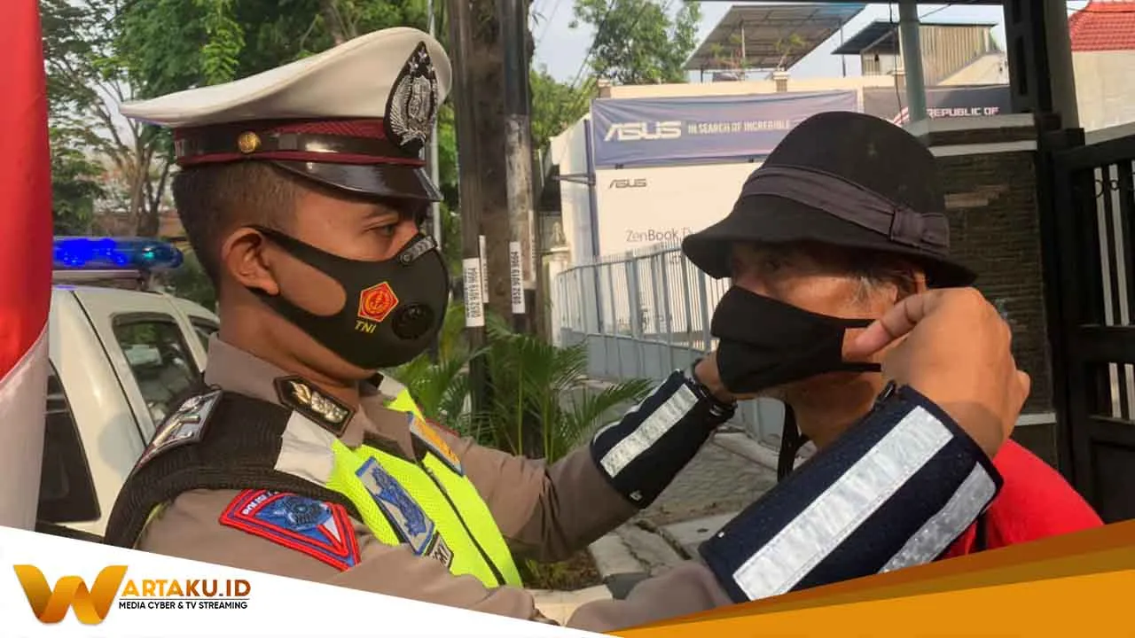 Satlantas Bojonegoro Bagikan Nasi Kotak Dan Masker 2