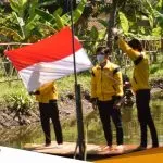Sederhana Bendera Merah Putih Berkibar Di Atas Kali Kedung Tikusan. KKN Tematik Perduli Lingkungan 2