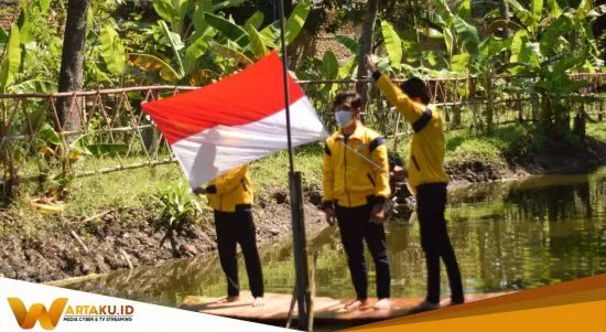 Sederhana Bendera Merah Putih Berkibar Di Atas Kali Kedung Tikusan. KKN Tematik Perduli Lingkungan 2