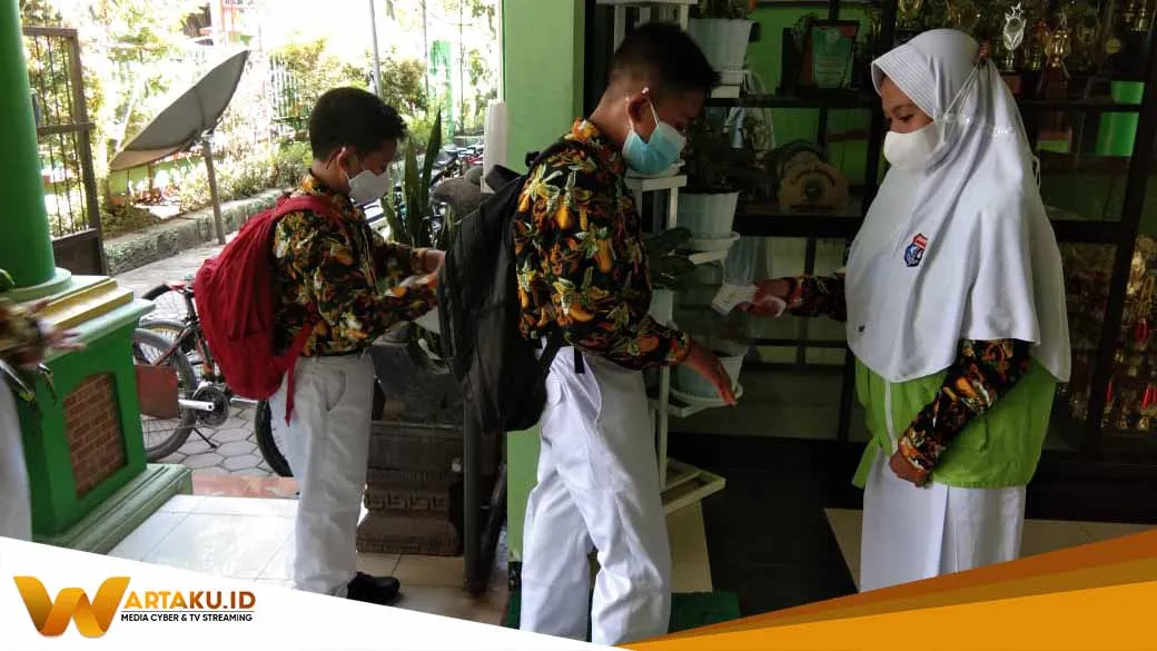 Antusias Siswa Mengikuti PTM Terbatas Hari Pertama