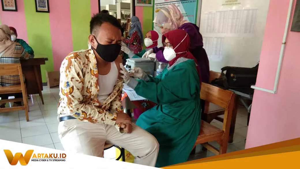 Penyuntikan Vaksinasi Pertama Tingkat SMP Dilakukan Di SMP 2 Bojonegoro 2