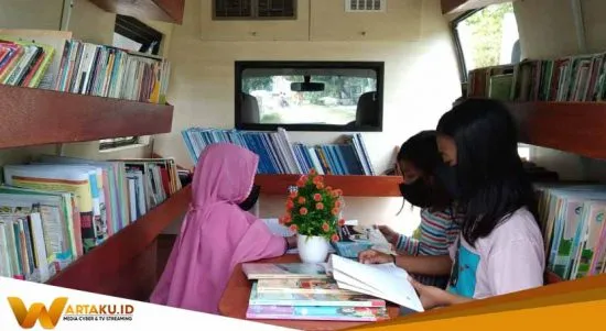 Perpustakaan Mobil Keliling Astuti Datangi Anak Anak Di Kecamatan Sekar 2