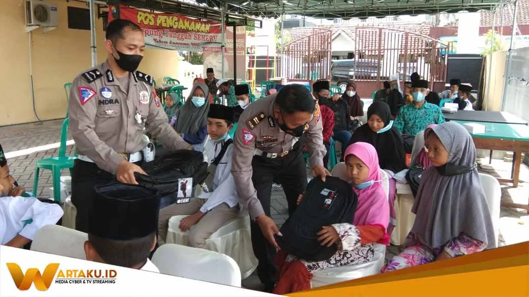 Satlantas Bojonegoro Jadi Orang Tua Asuh Terhadap 55 Anak Yatim Korban Covid 19 1