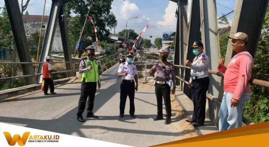 Satlantas Dan Dishub Bojonegoro Lakukan Pengecekan Jembatan Glendeng 1
