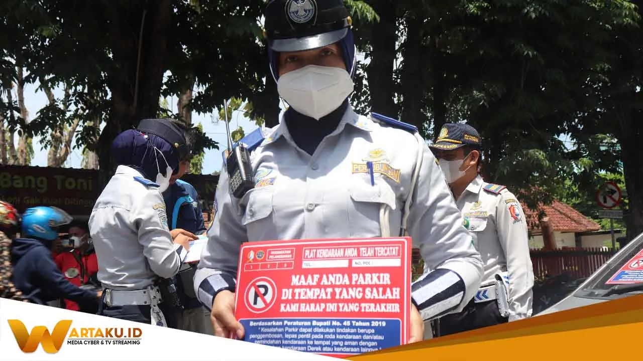 Tertibkan Parkir Liar Dishub Lakukan Razia di Ruas Jalan Bojonegoro Tertibkan Parkir Liar Dishub Lakukan Razia Di Ruas Jalan Bojonegoro