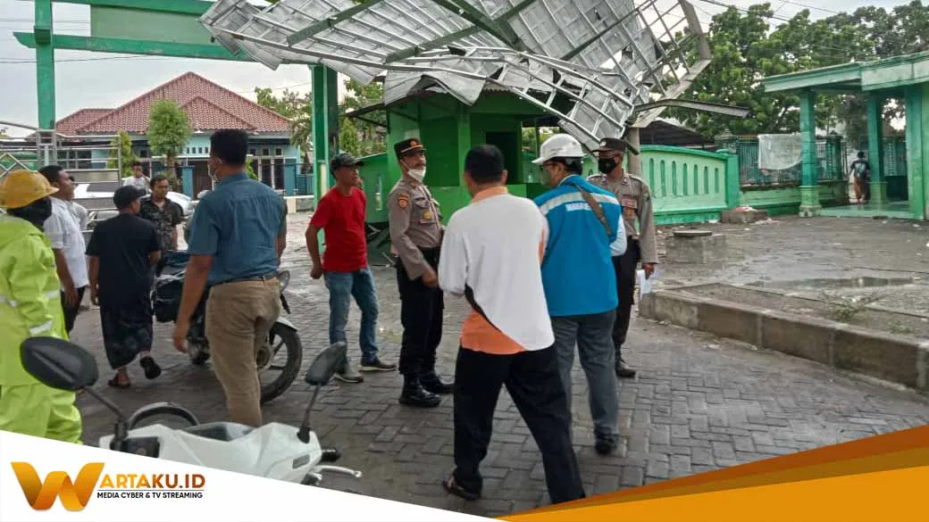 Atap Gedung MWC NU Kepohbaru Bojonegoro Rusak Akibat Disapu Angin Kencang dan Hujan Deras 1 Atap Gedung MWC NU Kepohbaru Bojonegoro Rusak Akibat Disapu Angin Kencang Dan Hujan Deras 1
