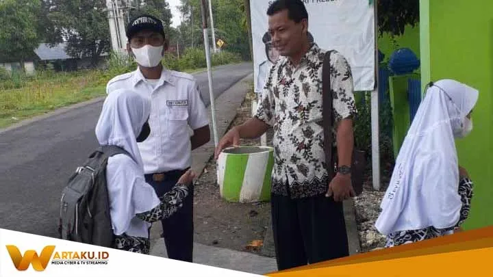 24 Tahun Mengabdi Sutresno Guru Asal Kedewan Hanya Menerima Honor 116.000 Ribu Per Bulan 24 Tahun Mengabdi Sutresno Guru Asal Kedewan Hanya Menerima Honor 116.000 Ribu Per Bulan