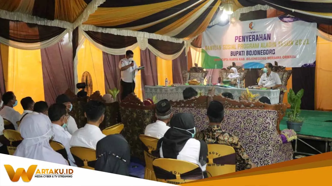Bupati Annna Muawanah Serahkan Bantuan RTLH Program Aladin 1