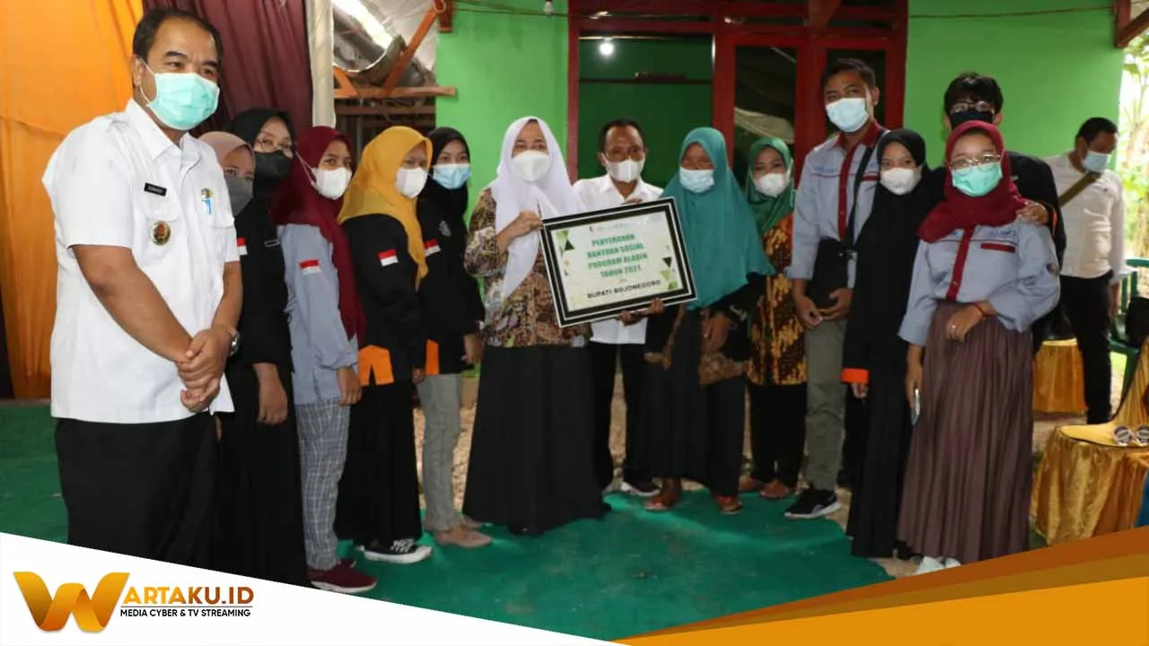 Bupati Annna Muawanah Serahkan Bantuan RTLH Program Aladin 2