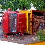 Jalan Licin Truk Pengangkut Kayu Terguling Di Baureno
