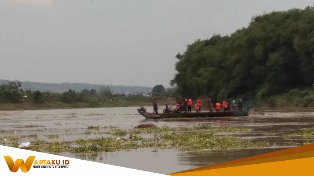 Perahu Penyebrangan di Rengel Tengelam Dengan Puluhan Penumpang Perahu Penyebrangan Di Rengel Tengelam Dengan Puluhan Penumpang