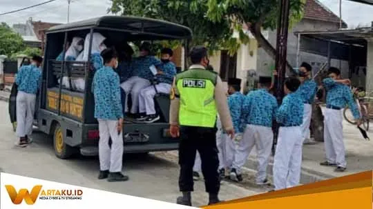Polsek Kalitidu Antar Jemput Peserta Vaksin Untuk Pelajar