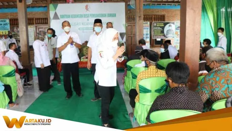 Targetkan 2021 Margomulyo ODF Bupati Bojonegoro Serahkan 83 Bantuan Jamban