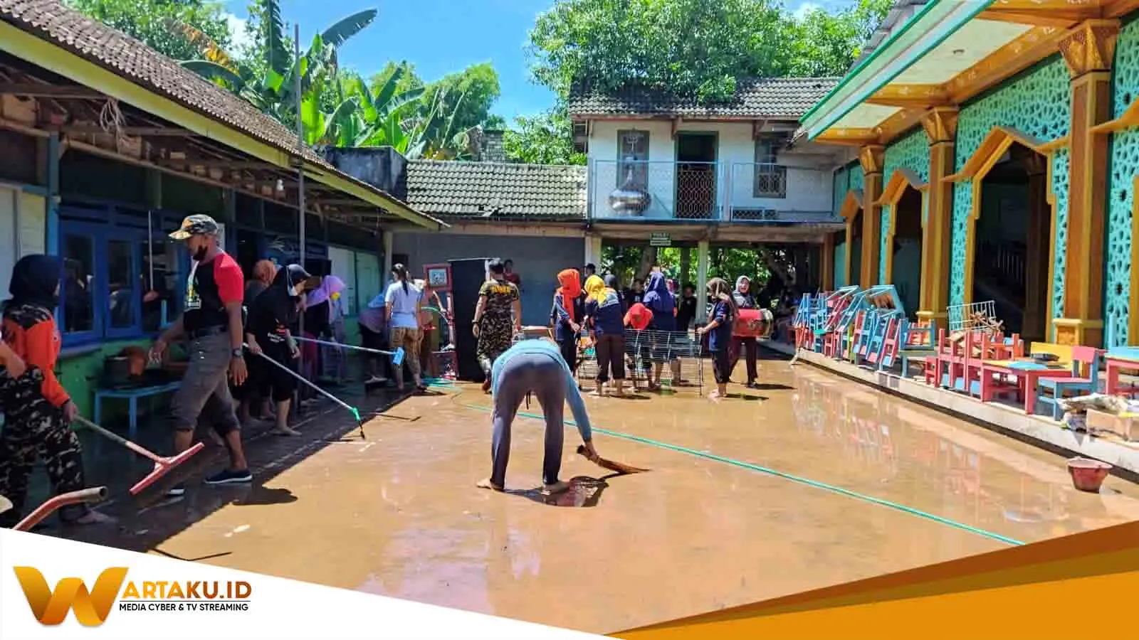Banum Nu Dan Warga Gotong Royong Bersihkan Sisa Banjir Bandang Di Dander 2