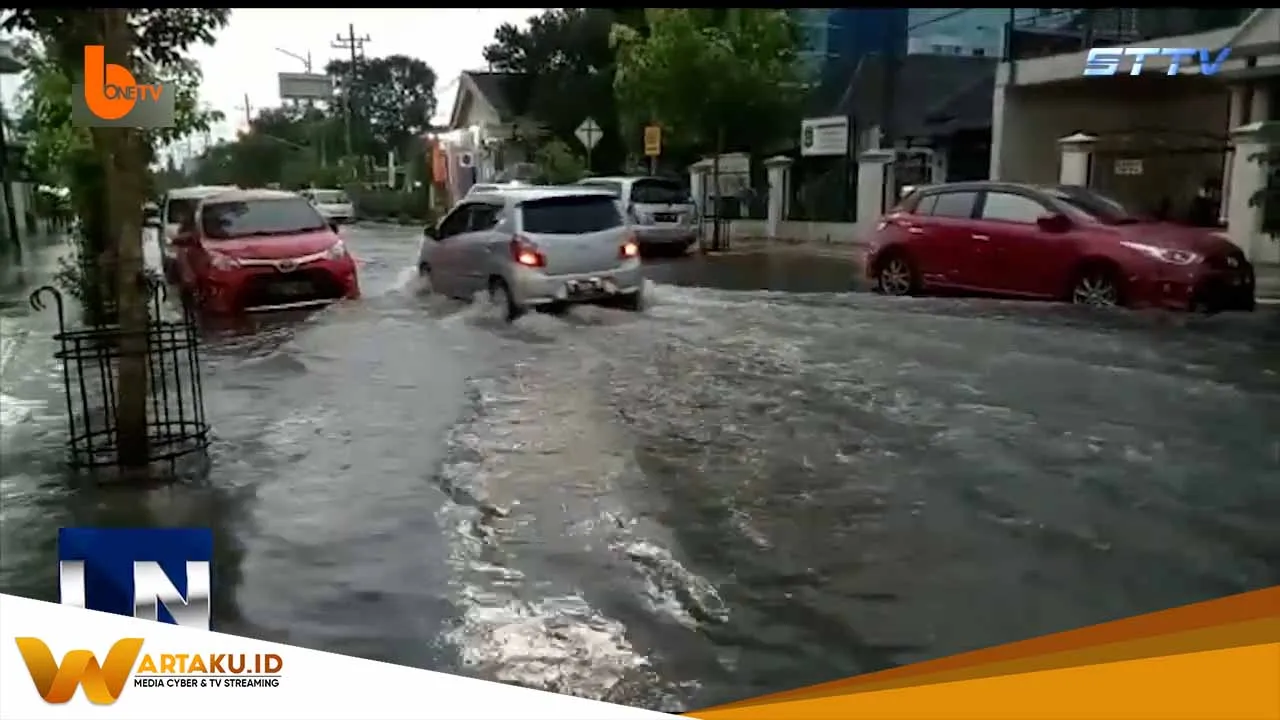 Hujan Deras Ruas Jalan Di Kabupaten Bojonegoro Tergenang