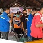 PETUGAS GABUNGAN MELAKUKAN TES URINE KEPADA KRU BUS.mp4 Snapshot 00.21.341