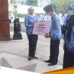 Peringati Hari Ibu Ke 93 Bupati Anna Pimpin Upacara Dan Beri Hadiah Pemenang Lomba Puisi