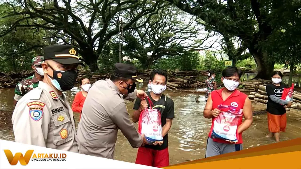 Polres Bojonegoro Serahkan Bantuan Kepada Korban Banjir TPK 1