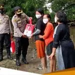 Polres Bojonegoro Serahkan Bantuan Kepada Korban Banjir TPK 2
