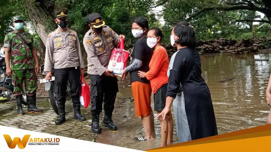 Polres Bojonegoro Serahkan Bantuan Kepada Korban Banjir TPK 2 Polres Bojonegoro Serahkan Bantuan Kepada Korban Banjir TPK 2